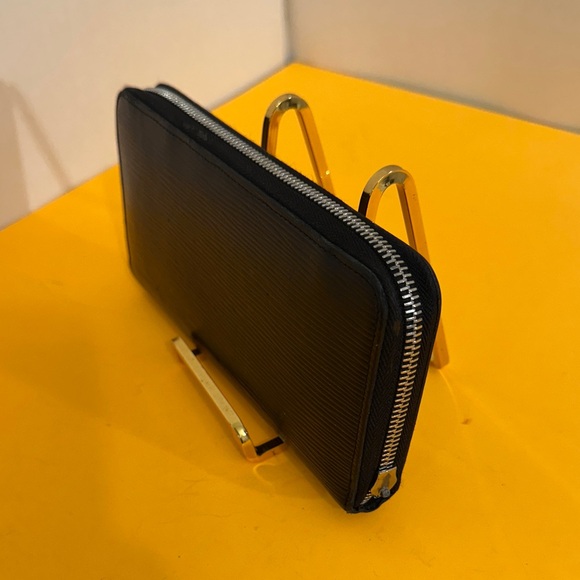 Louis Vuitton Epi Black zipper round wallet - Picture 1 of 15